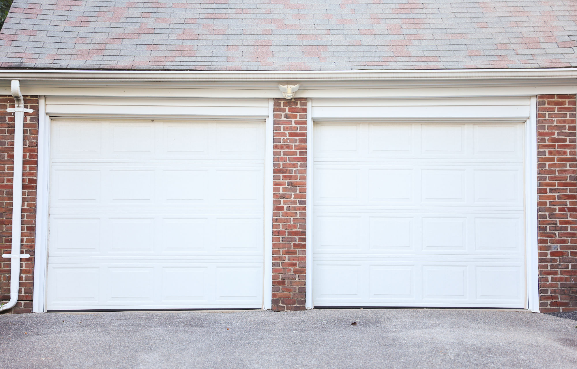 Nadstrešek, garaža in garažna vrata